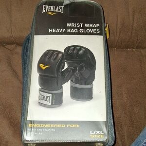 Everlast Wrist Wrap Heavy Bag Gloves.